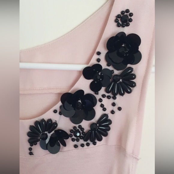 H&M cream-pinkish top with black floral details in size Small. Never worn out. - Picture 2 of 5